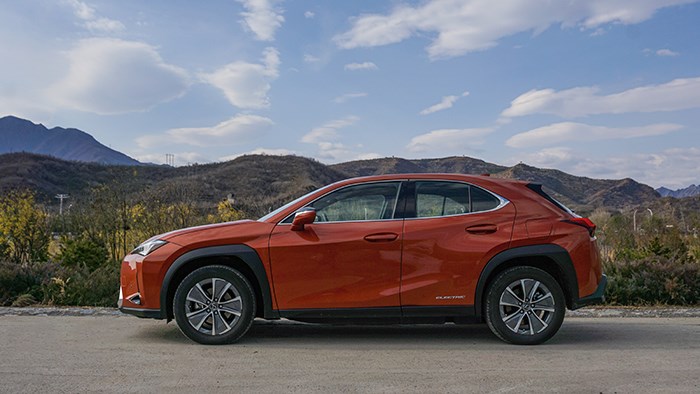 換個角度的選擇 雷克薩斯UX300e評測