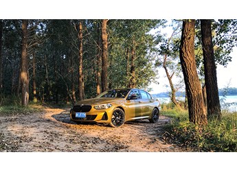 追著落日奔跑 試駕寶馬1系125iM運(yùn)動曜夜版 封面圖