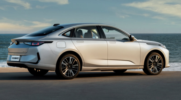 10萬價位四款混動家轎對比 比亞迪秦PLUS已經不吃香了？