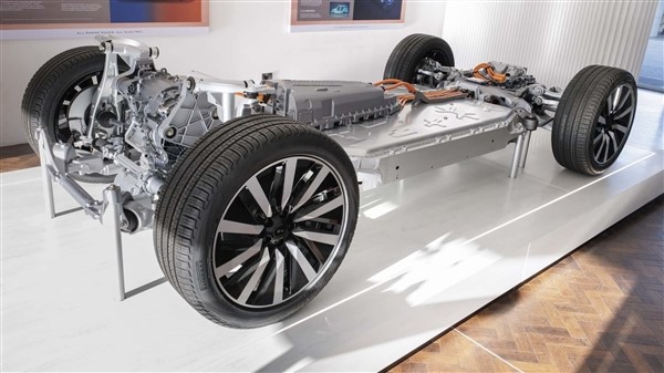 思路對了！純電路虎攬勝實車公布：和燃油版看不出什么區別