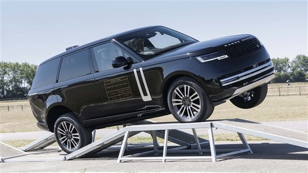 思路對了！純電路虎攬勝實車公布：和燃油版看不出什么區別