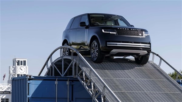 思路對了！純電路虎攬勝實車公布：和燃油版看不出什么區別