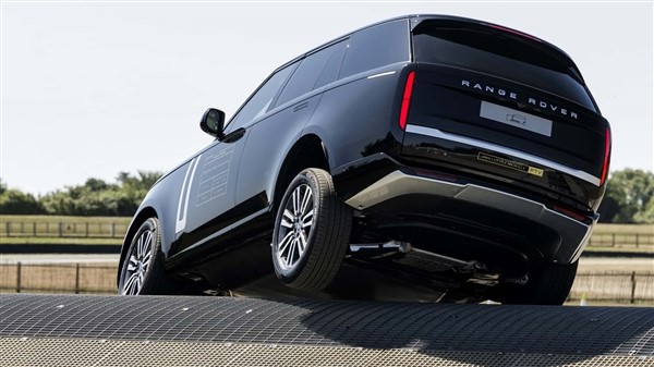 思路對了！純電路虎攬勝實車公布：和燃油版看不出什么區別