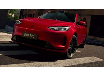 以安全筑牢出行底線，問界新M5 Ultra和特斯拉Model Y誰更懂消費者？