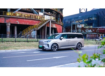 瑞典陸地公務艙  試駕純電MPV沃爾沃EM90