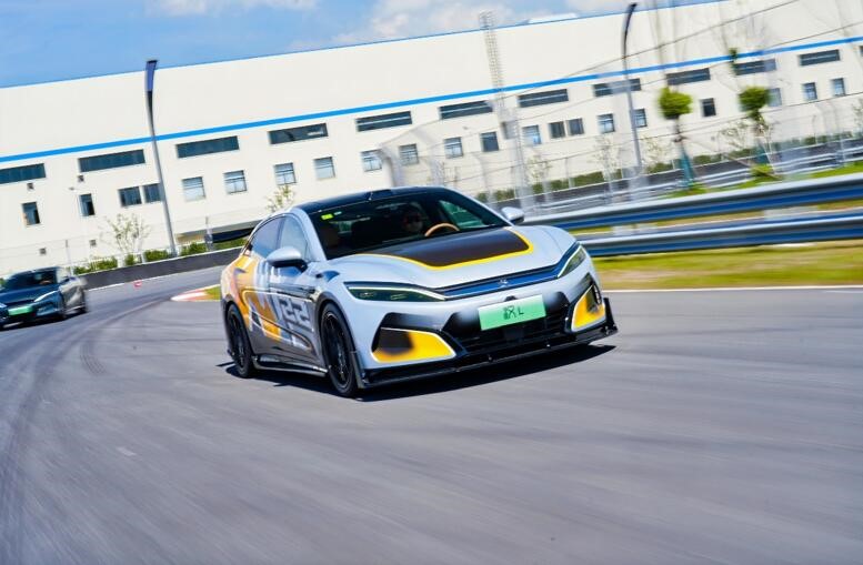 百萬強漢一路朝前，漢L零百2.7s性能暴擊，更有潮改驚艷登場 配圖6