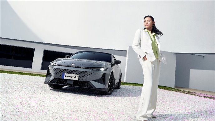 E:\長安圖片\【媒體資料夾】“經典煥新，有你真好”長安汽車春季煥新發布會\產品圖片素材\第二代UNI-V\產品美圖\長安UNI-V-美圖53263_fn.jpg
