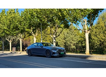 寶馬DeepSeek上車 試駕寶馬i5純電轎車游宋莊藝術市集