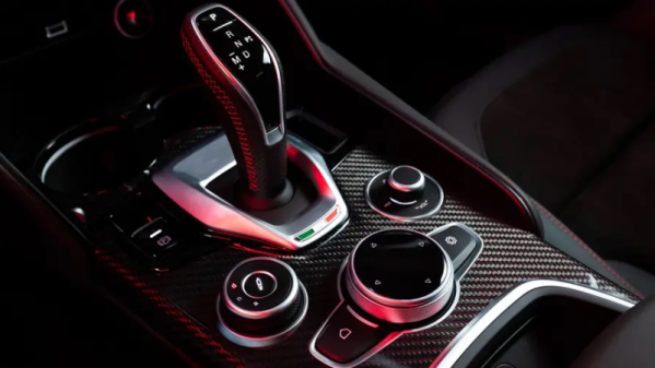 阿爾法·羅密歐發布多款特別版車型 全碳纖維內飾太吸睛！