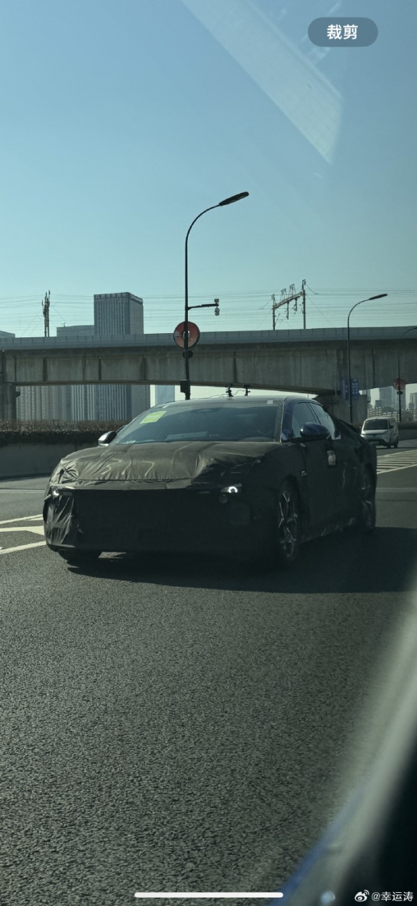 領克首款純電車型E371諜照曝光 “實車很大 姿態不錯”