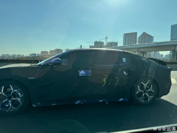 領克首款純電車型E371諜照曝光 “實車很大 姿態不錯”