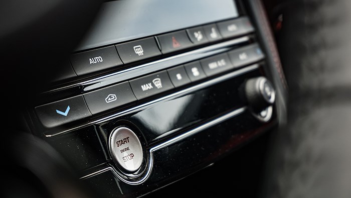 來自英倫獨特氣質 捷豹F-PACE 2.0T 賽旗版