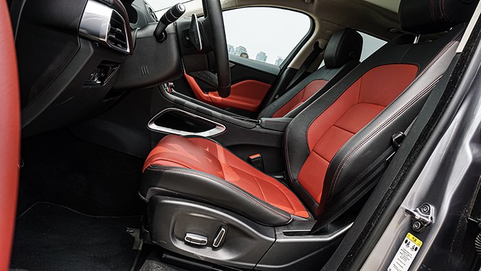 來自英倫獨特氣質 捷豹F-PACE 2.0T 賽旗版