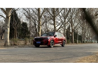 冬季的鎮邊古城  試駕寶馬X1 M35Li體驗DeepSeek智能