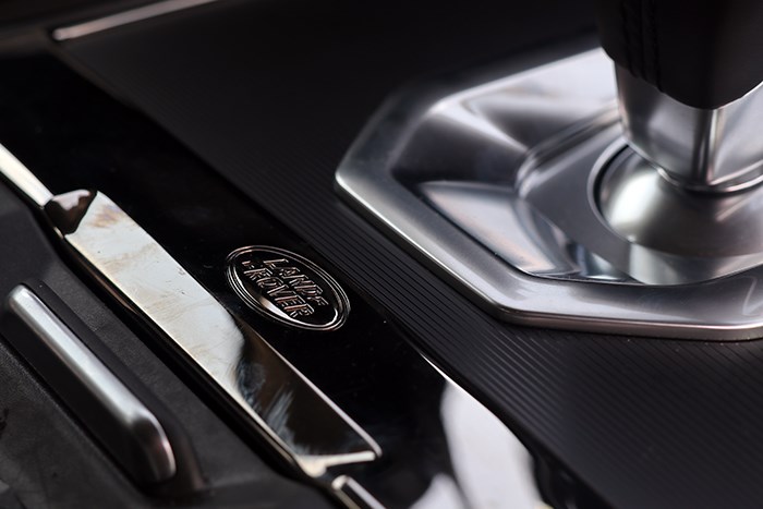 全能的美男 試駕全新路虎攬勝極光 