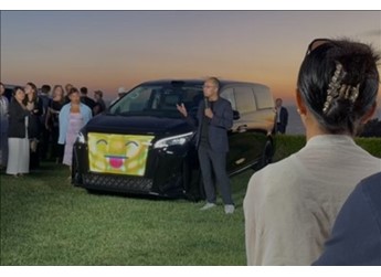 賈躍亭的法拉第MPV新車亮相 網友：這不就是長城高山在車頭裝了個樂視電視嗎 封面圖