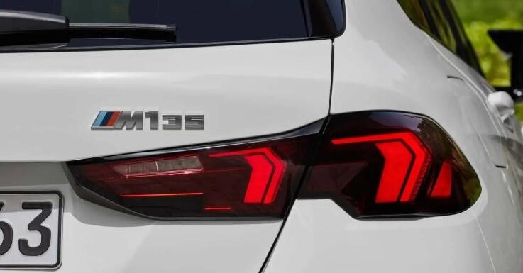 新款寶馬1系亮相，車尾徽章設(shè)計引熱議