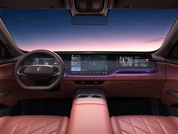 新一代長安CS75 PLUS內飾官圖發布：奔馳同款三聯大屏