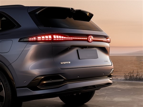 新一代長安CS75 PLUS內飾官圖發布：奔馳同款三聯大屏