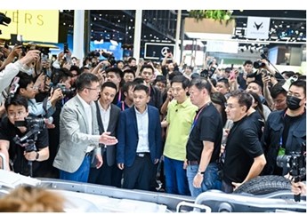 車展兩大頂流雷軍、周鴻祎共同助陣，高性能純電轎車阿爾法S5北京車展引圍觀