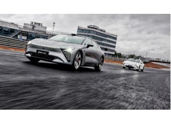 不是百萬豪車買不起，而是星紀元ES更有性價比！ 封面圖