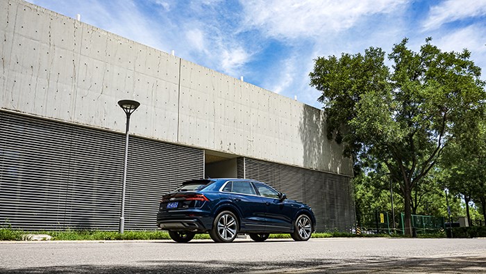 貼地飛行的宇宙飛船 奧迪Q8 55TFSI評測