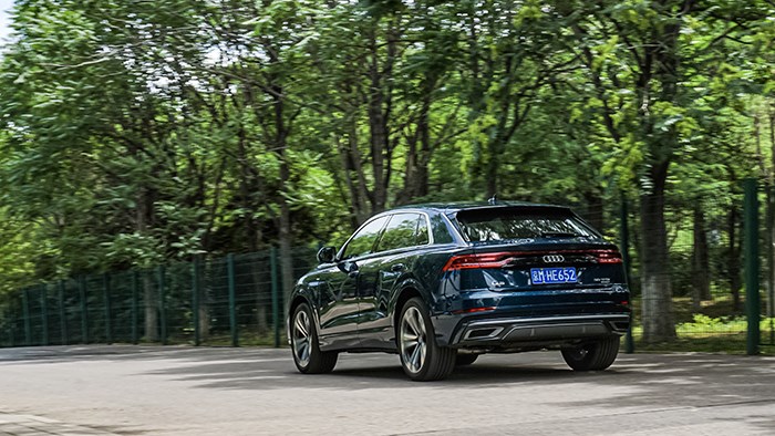 貼地飛行的宇宙飛船 奧迪Q8 55TFSI評測