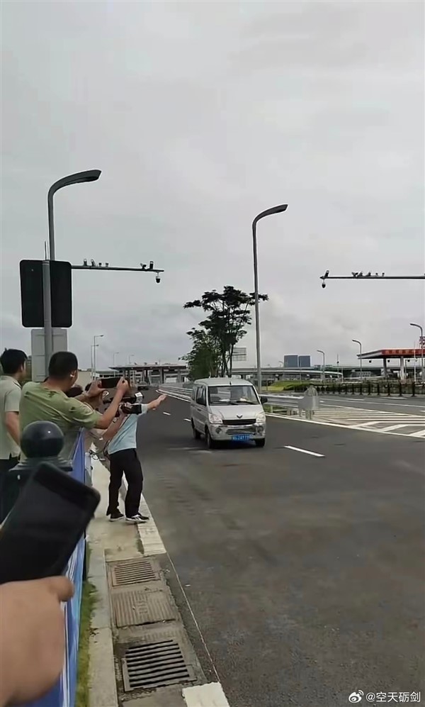 不是仰望U8 深中通道通車(chē)后到達(dá)首車(chē)出現(xiàn)：一臺(tái)五菱宏光