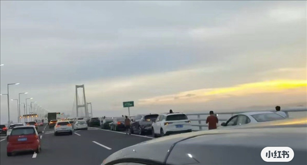 不是仰望U8 深中通道通車(chē)后到達(dá)首車(chē)出現(xiàn)：一臺(tái)五菱宏光