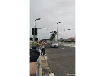 不是仰望U8 深中通道通車后到達首車出現：一臺五菱宏光