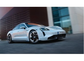 保時捷發霉車主自嘲不想要了：車內遍布霉斑 方向盤都長毛