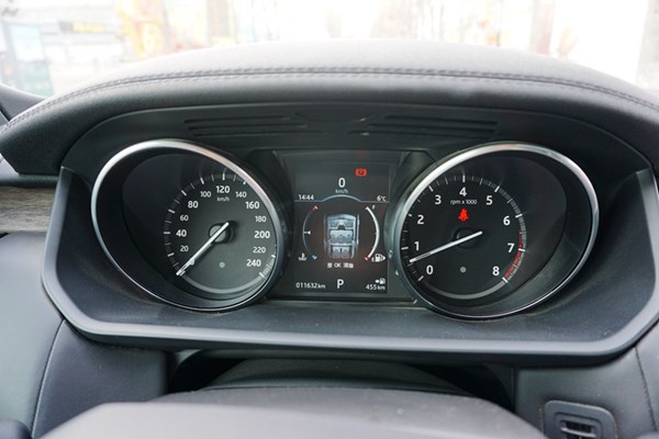  依舊硬漢形象 試駕路虎發現5