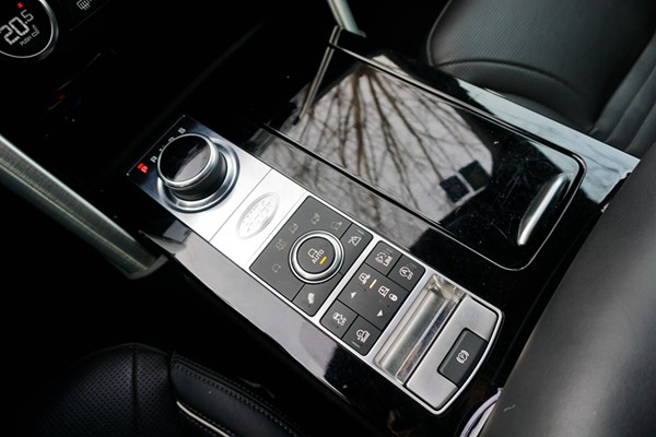  依舊硬漢形象 試駕路虎發現5