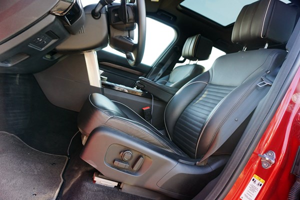  依舊硬漢形象 試駕路虎發現5