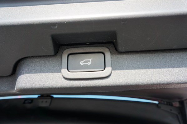  依舊硬漢形象 試駕路虎發現5