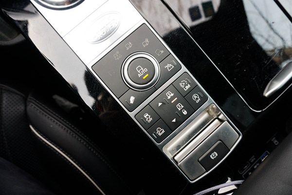  依舊硬漢形象 試駕路虎發現5