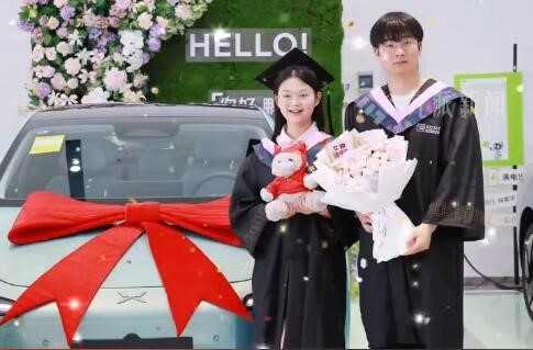 00后勤工儉學(xué)4年畢業(yè)買小鵬汽車送女友 何小鵬送祝福
