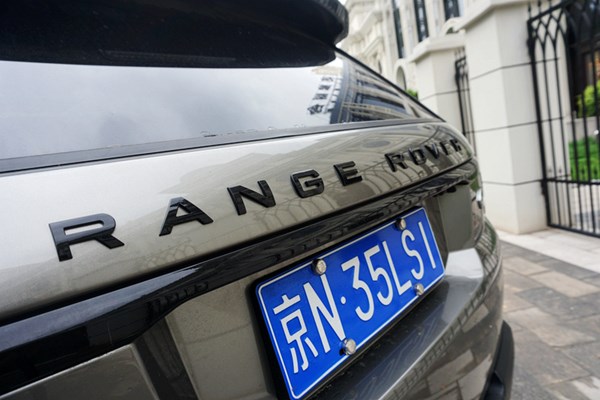 紳士也瘋狂 試駕路虎攬勝運動版