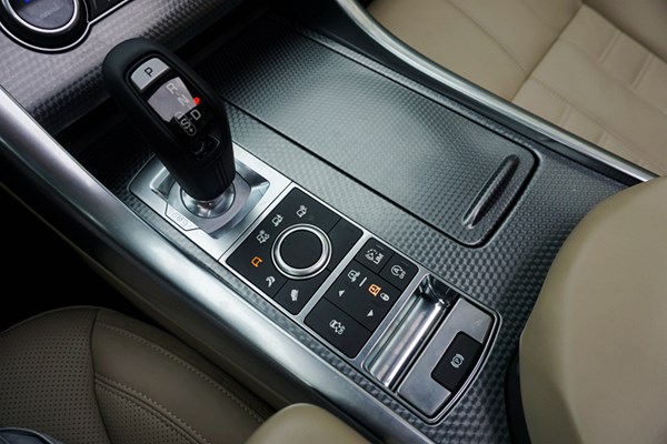 紳士也瘋狂 試駕路虎攬勝運動版