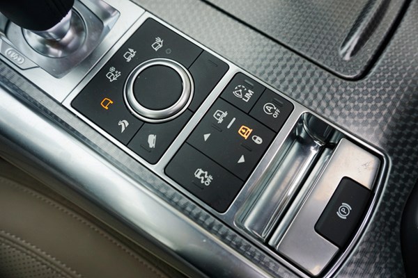 紳士也瘋狂 試駕路虎攬勝運動版