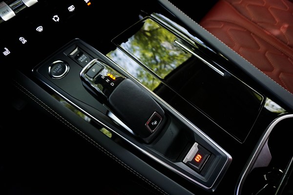 陸上太空艙 試駕東風(fēng)標(biāo)致508L激情版