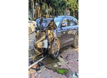 問界M7車主稱車輛瘋狂加速致事故 官方回應：加速踏板100%開度 封面圖