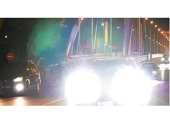 投影到地面的車燈安全嗎？這種車燈到底有沒有用