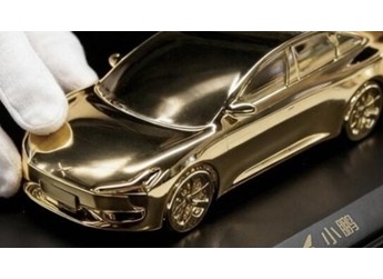 限量200臺！小鵬商城發售Mona M03 24K鍍金車模：僅售398元