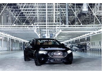 高質(zhì)量發(fā)展拾階而上攀新高 ——北京奔馳整車?yán)塾?jì)產(chǎn)量突破五百萬(wàn)輛